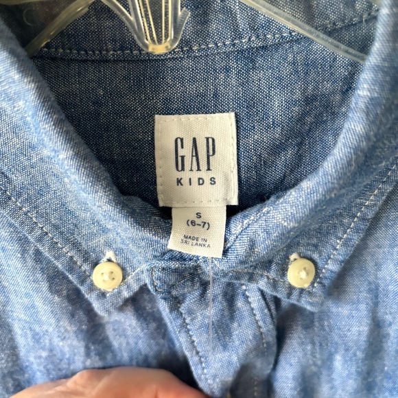 GAP Kids Blue Chambray Button-Down Shirt | Size 6–7 | Linen Blend - Picture 4 of 5